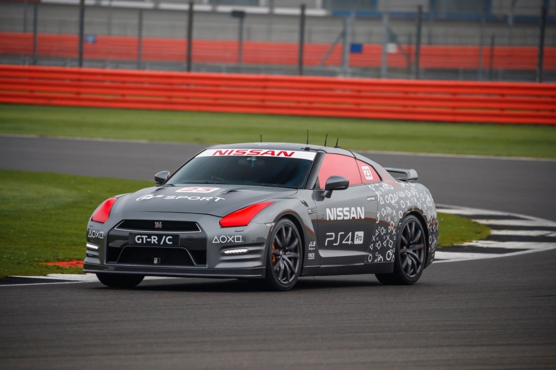 Nissan GT-R recorre Silverstone remotamente operado a través de