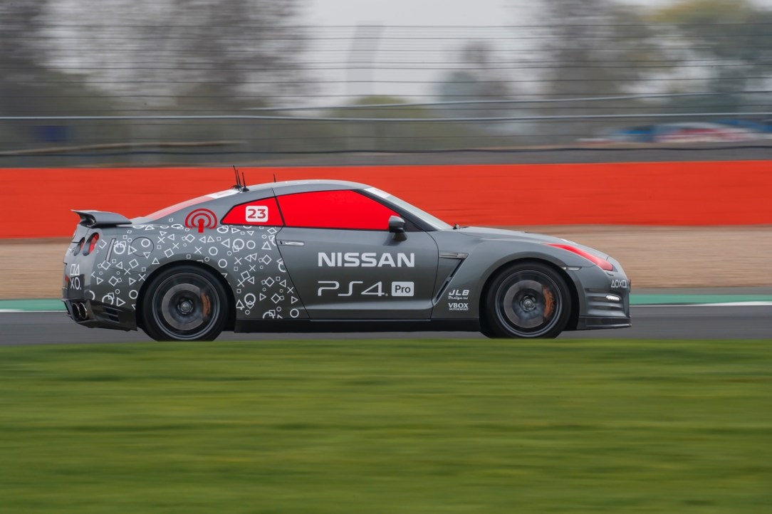 Nissan GT-R recorre Silverstone remotamente operado a través de