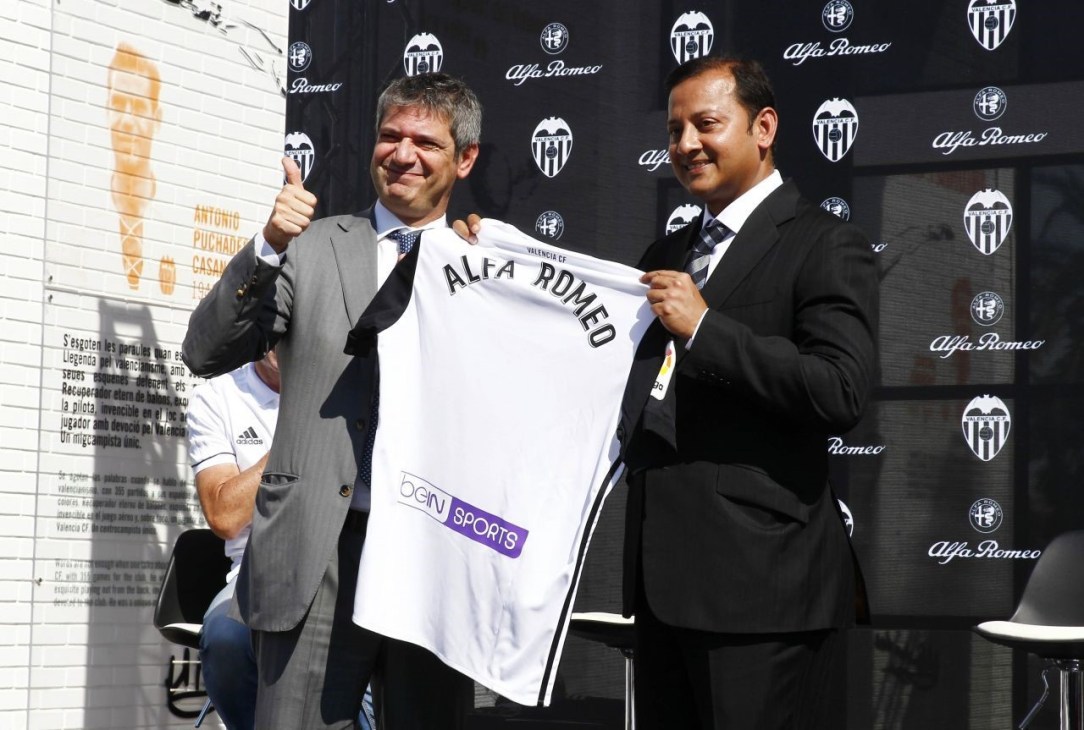 thumbnail_Alfa Romeo_Valencia CF entrega playera