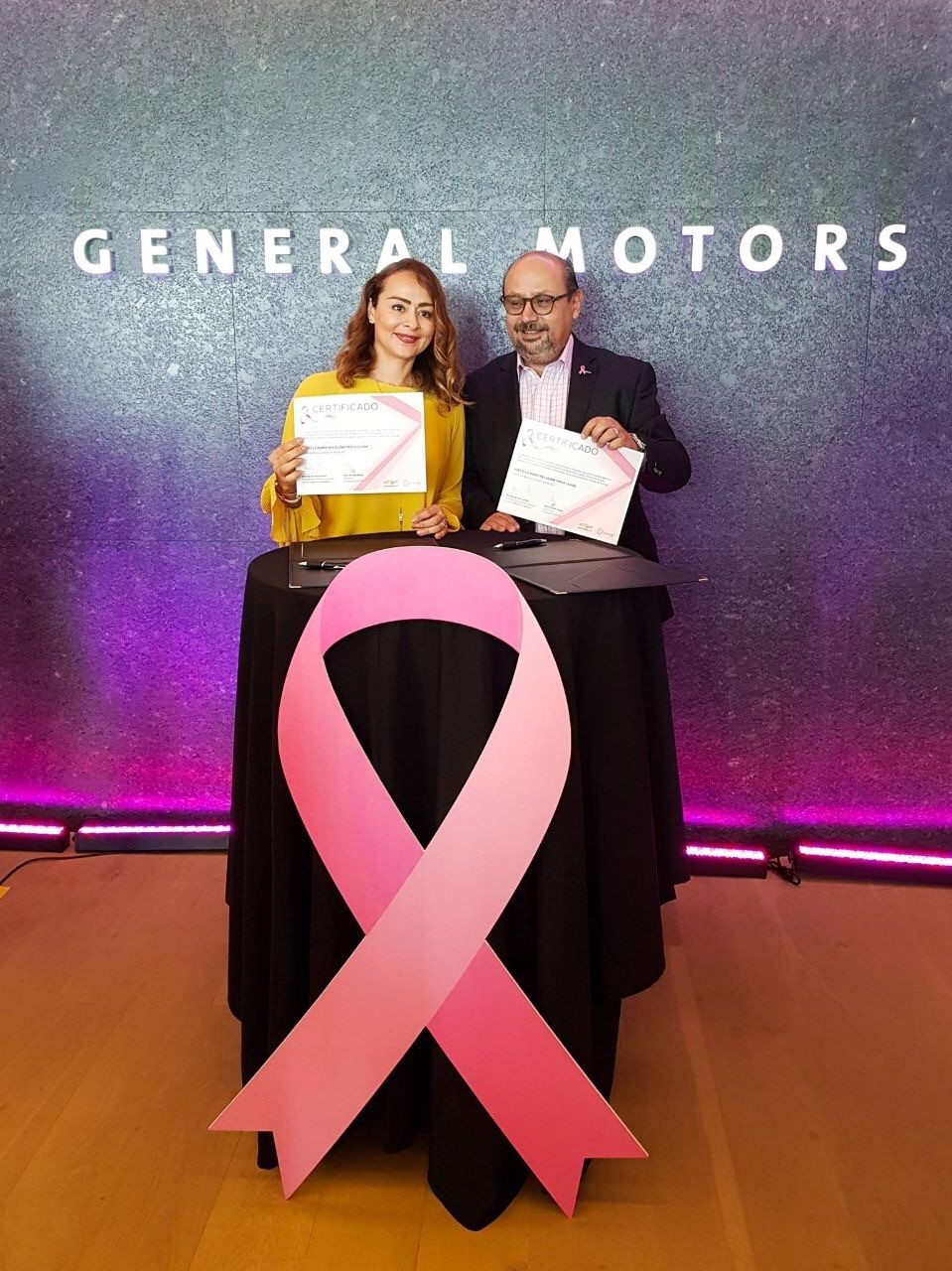 thumbnail_Ernesto M. Hernández y Eliza Puente durante firma de alianza