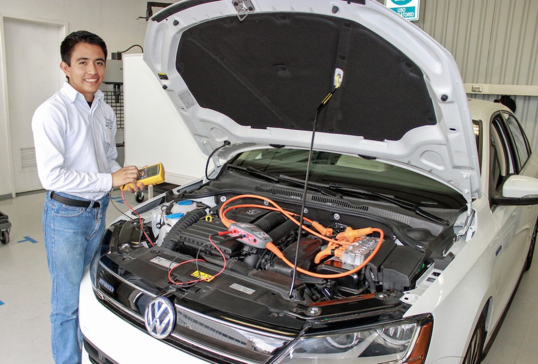 Volkswagen-de-Mexico-integra-una-nueva-especialidad-a-su-Centro-de-Formacion-Dual_