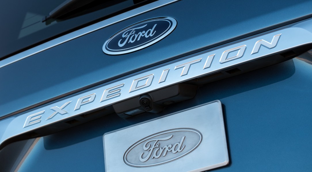 1464553_18Ford-Expedition__V9I0292_C1_preview