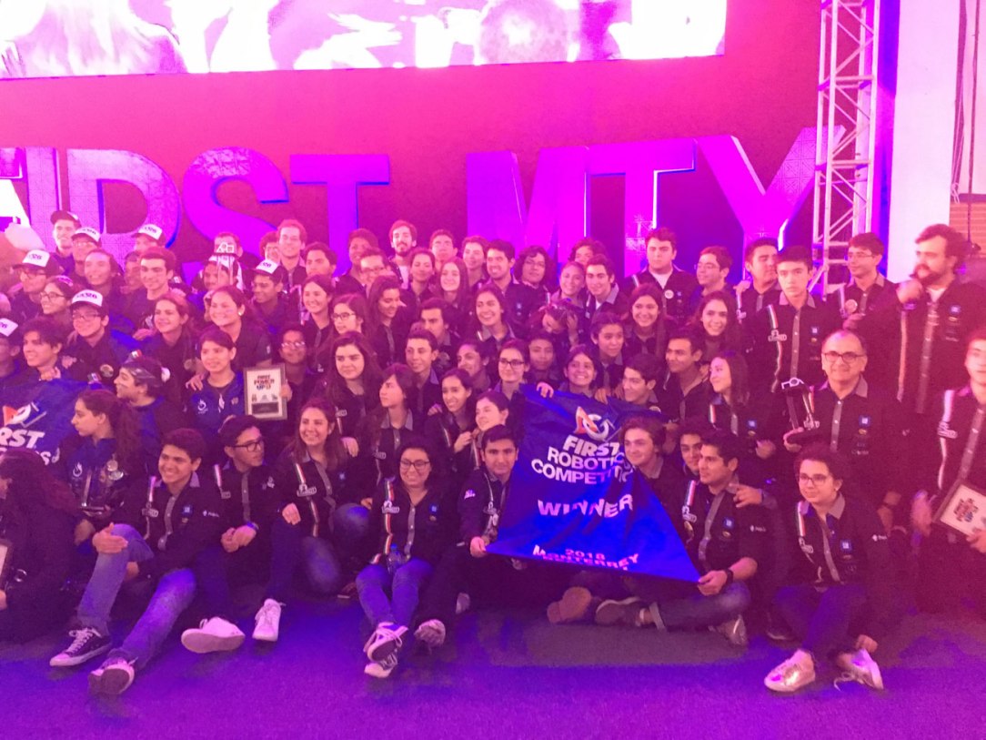 Lambot-y-Blue-Ignition-celebrando-su-triunfo