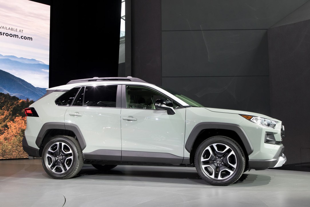 Toyota_NYIAS_2018_2019_RAV4_04_A330D5A94D058E0DEF8A4815DC468B136D119EDF