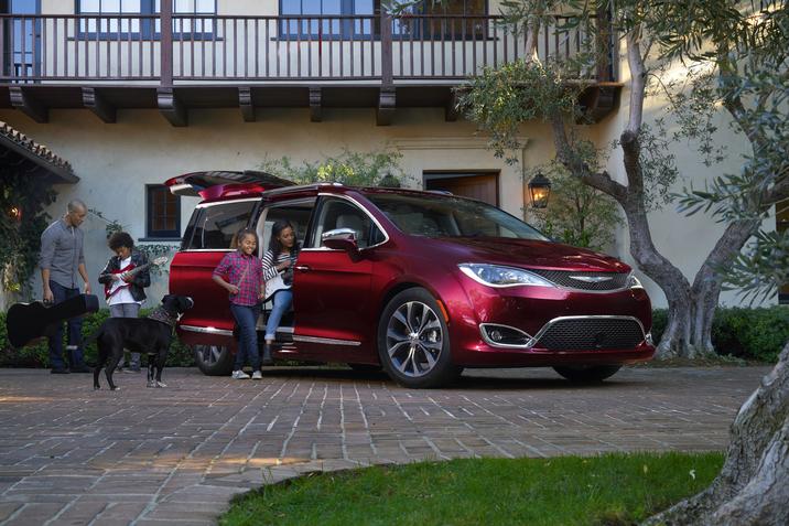 Chrysler Pacifica 2018_1.jpg