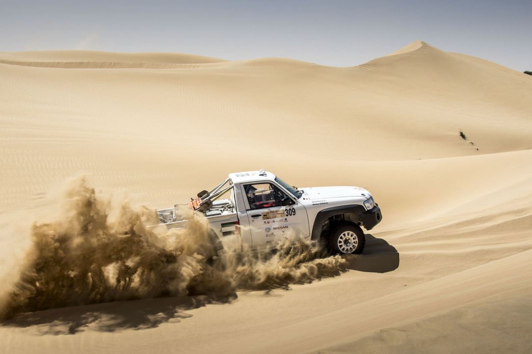 Nissan NP300 Frontier demuestra su poder en el desierto de Dubá