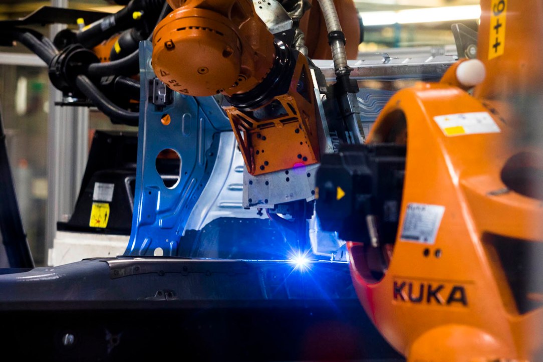 SEAT-A-choreography-with-2000-robots_007_HQ