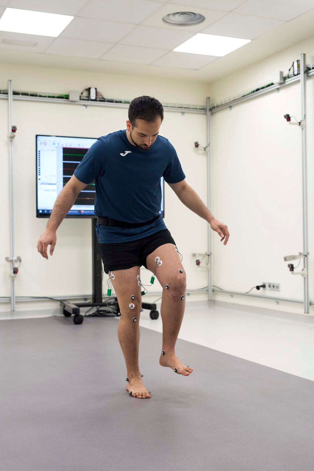 The-city-of-cars-and-people_006_HQ