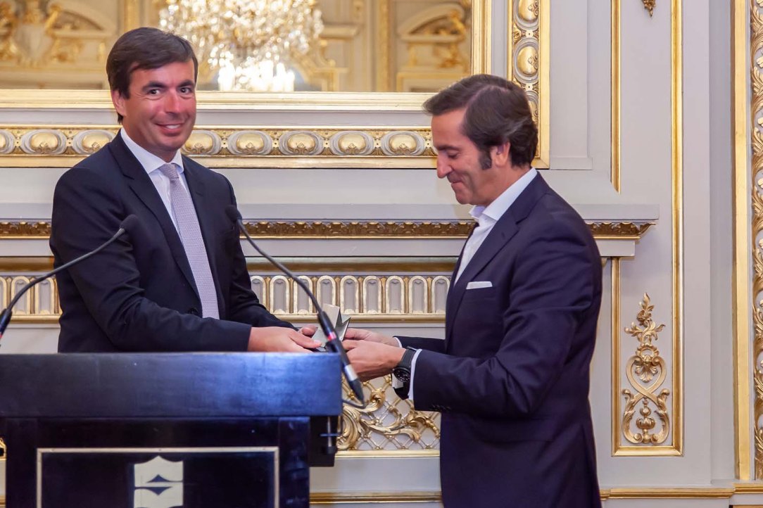 Alejandro Mesonero recibe el premio por parte de Felix Kuhnert, Global Automotive Leader de PwC Alemania