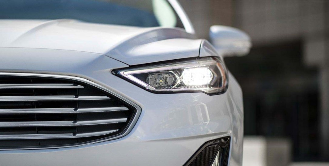 ford-fusion-hibrido-2019-auto-exterior-frente-blanco-faros-luces-parrilla