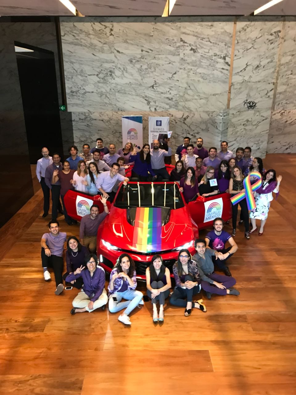 Empleados de GM apoyando el Día Internacional contra la homofobia