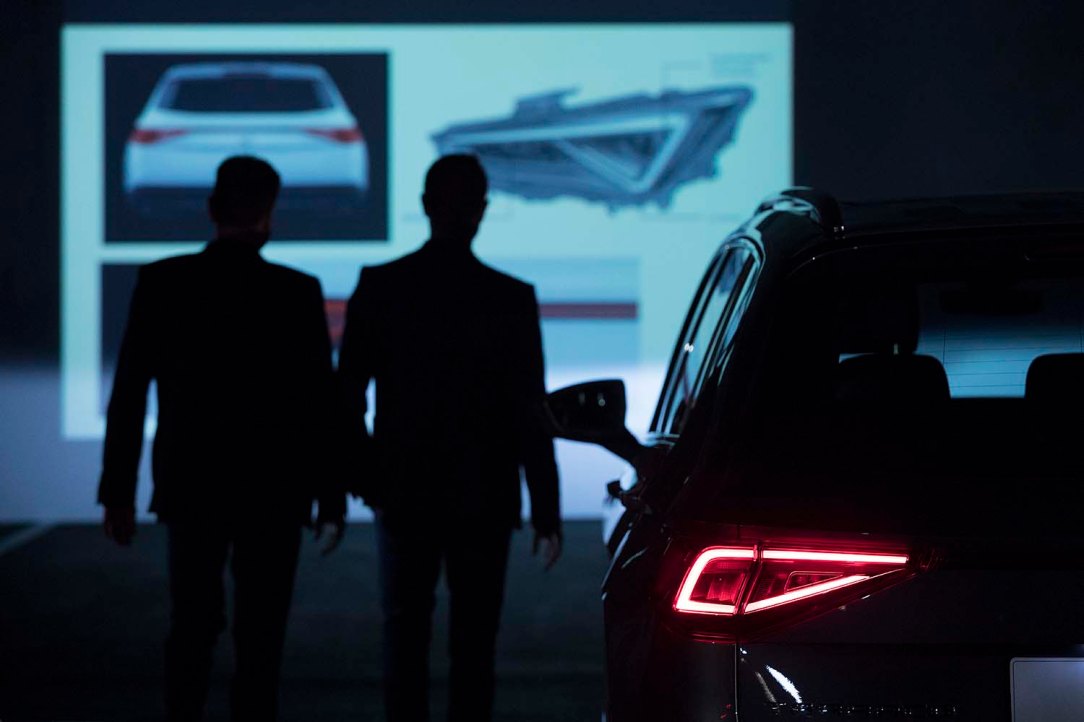 300-LEDS-behind-the-lights-of-your-car_003_HQ