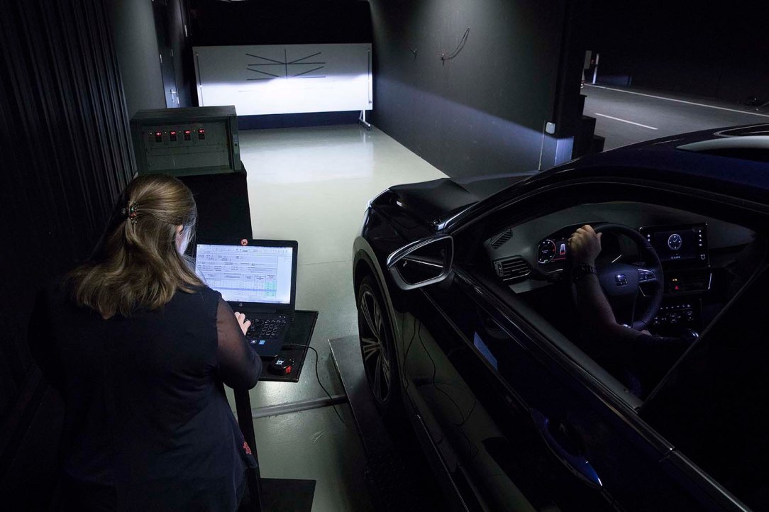 300-LEDS-behind-the-lights-of-your-car_007_HQ