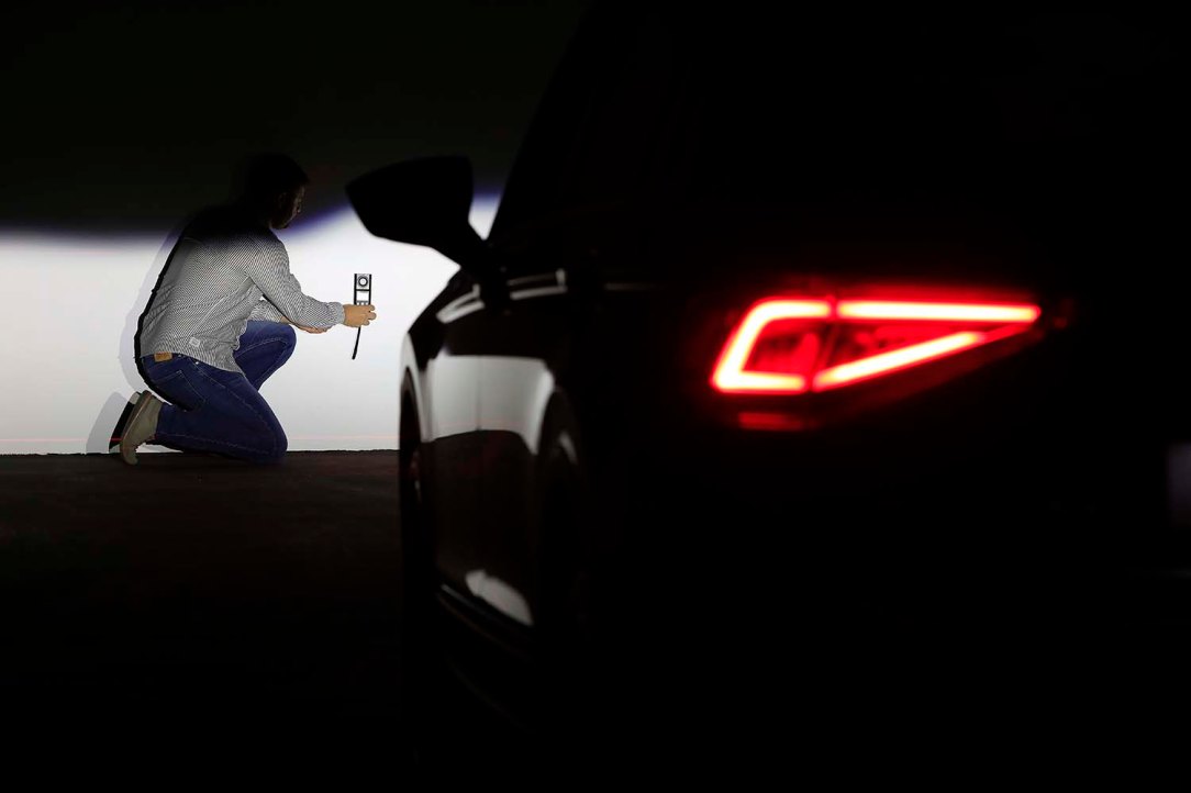 300-LEDS-behind-the-lights-of-your-car_012_HQ