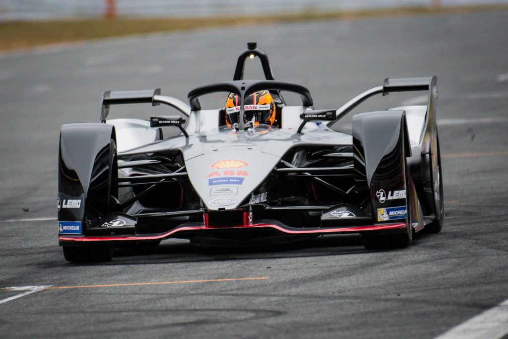 Celebran 30 mil fanáticos el pasado y el futuro del automovilis