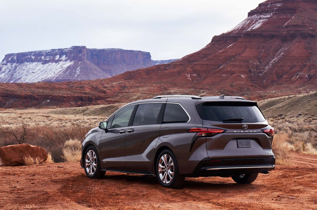 2021_Toyota_Sienna_Platinum_05
