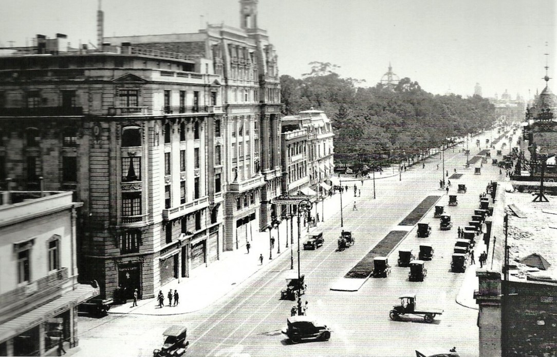08 Los automóviles desplazaron a los carruajes y se convirtieron en el principal medio de transporte citadino